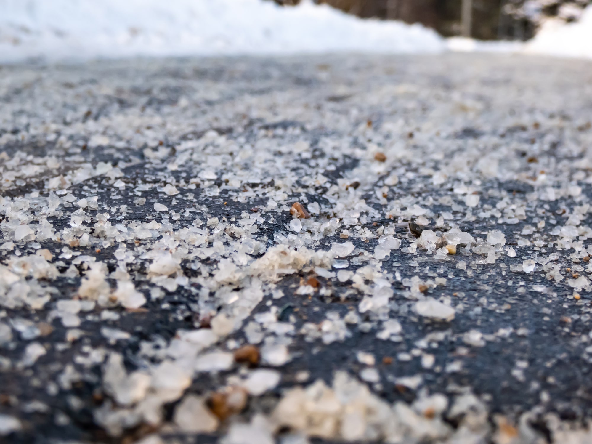 strøsalt-på-glatt-vei